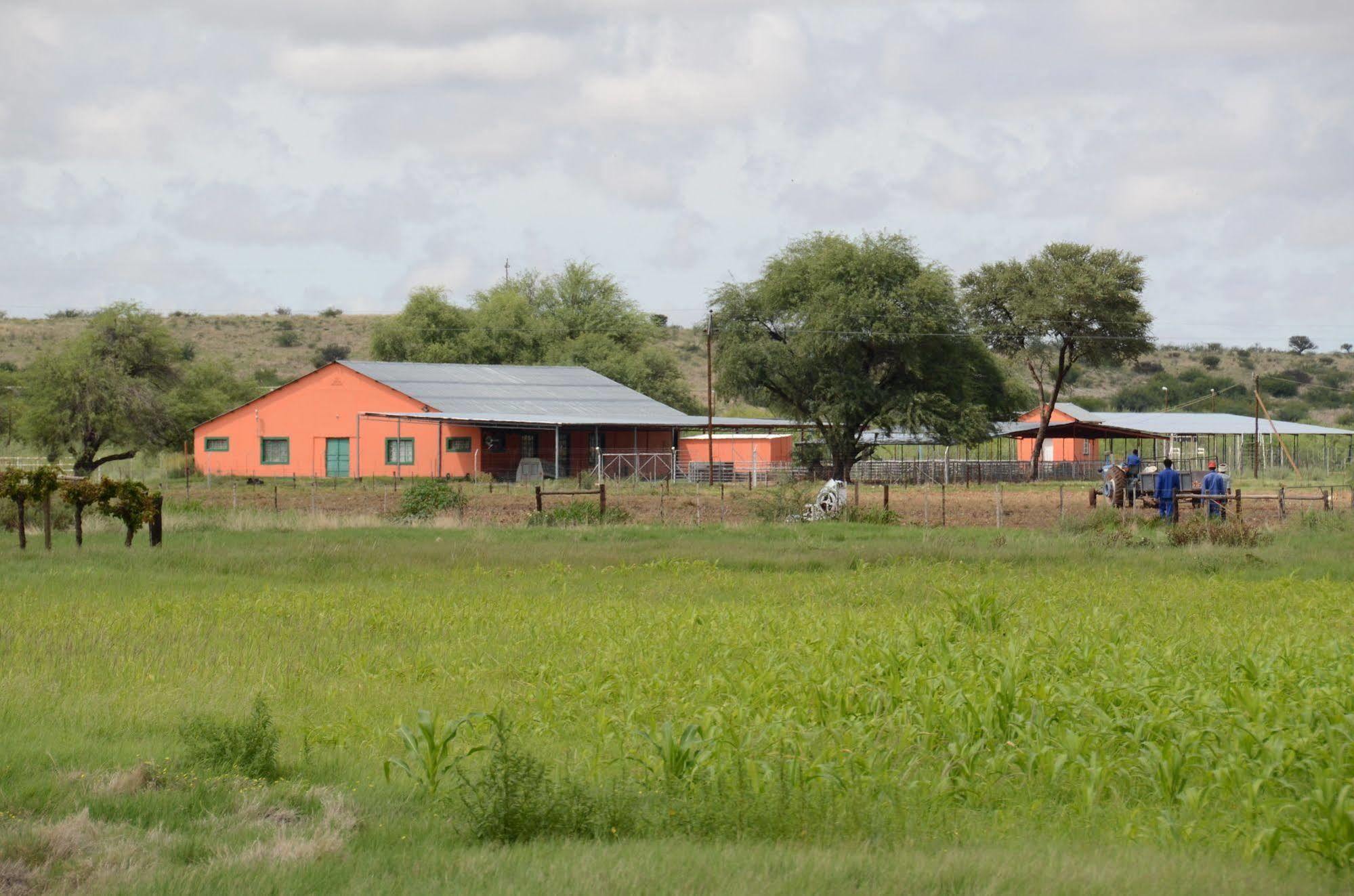 Отель Kalahari Farmhouse, Namibia Мариенталь Экстерьер фото